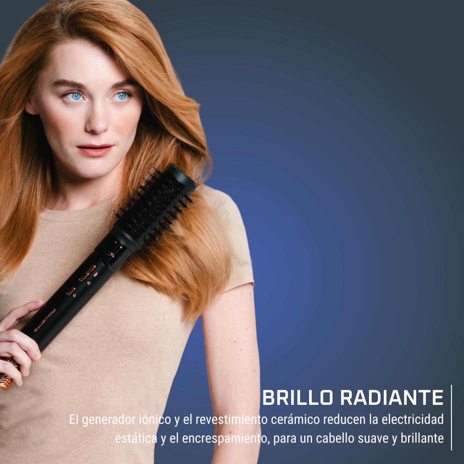 Mujer pelirroja con ojos azules sosteniendo un cepillo negro. Fondo azul, texto de promoción del producto visible.