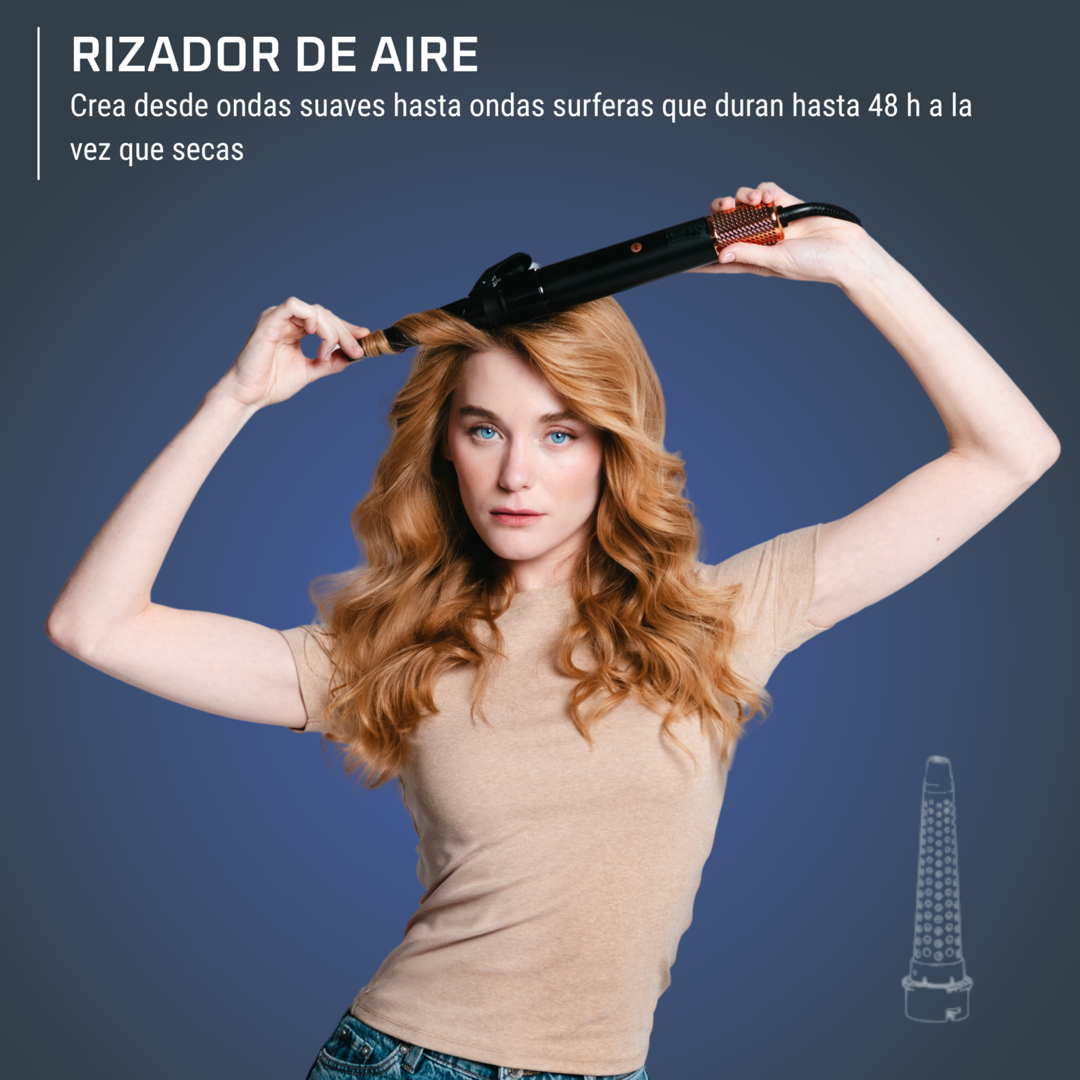 Una mujer se riza el pelo rojo con un rizador negro. Lleva una camisa beige, vaqueros y tiene ojos azules.