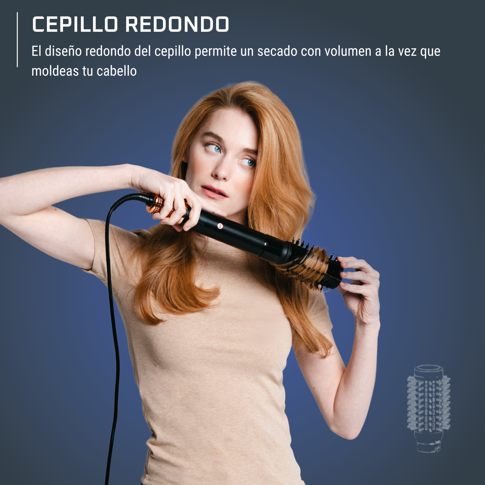 Mujer pelirroja peinándose con un cepillo redondo negro sobre un fondo azul.
