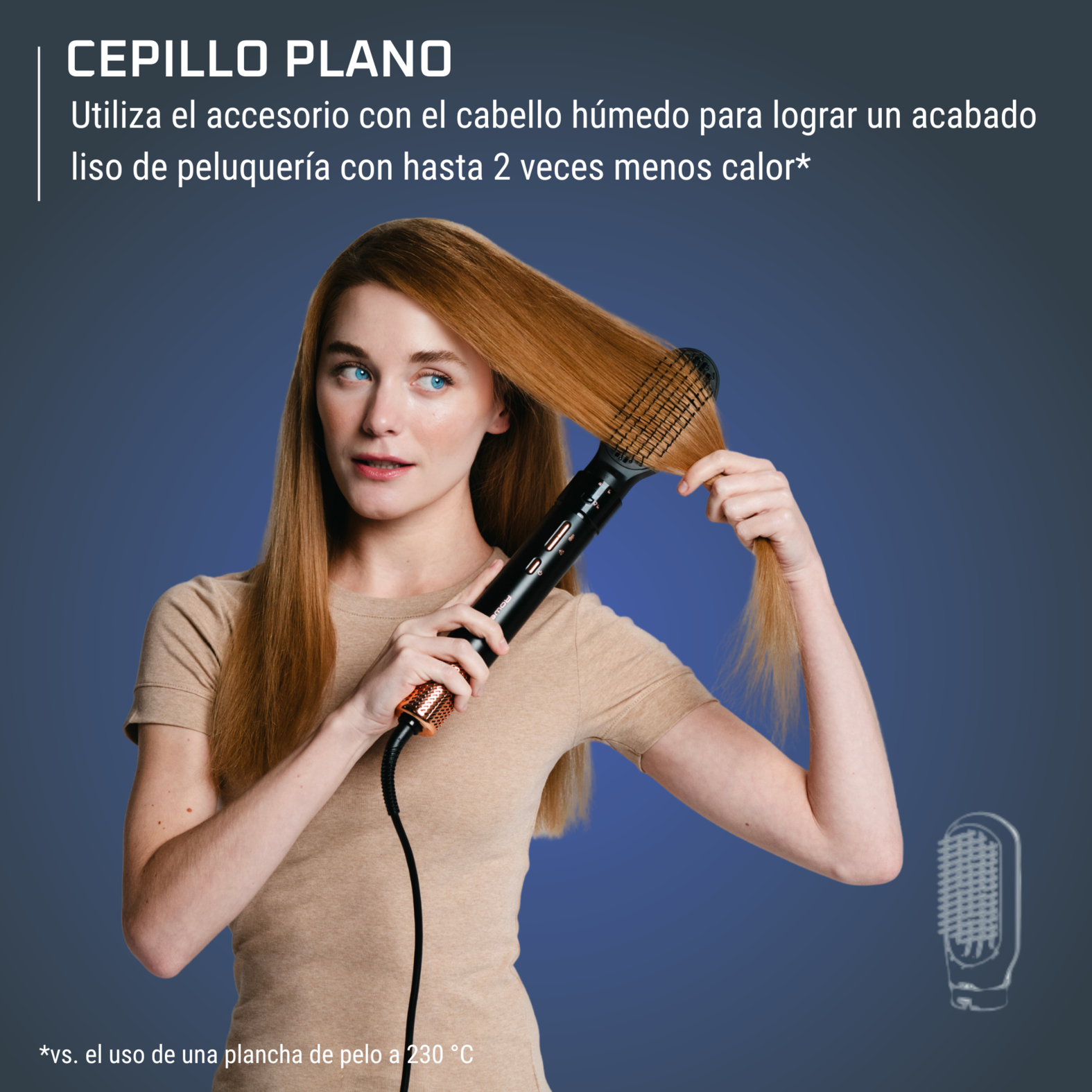 Mujer cepillando su cabello largo y castaño claro con un cepillo negro y cobre. Fondo azul.