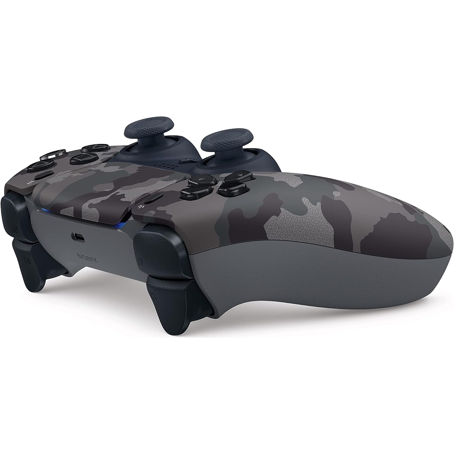 Een grijze camouflage PlayStation 5-controller wordt getoond, met zwarte joysticks en knoppen. De controller staat op een witte achtergrond.