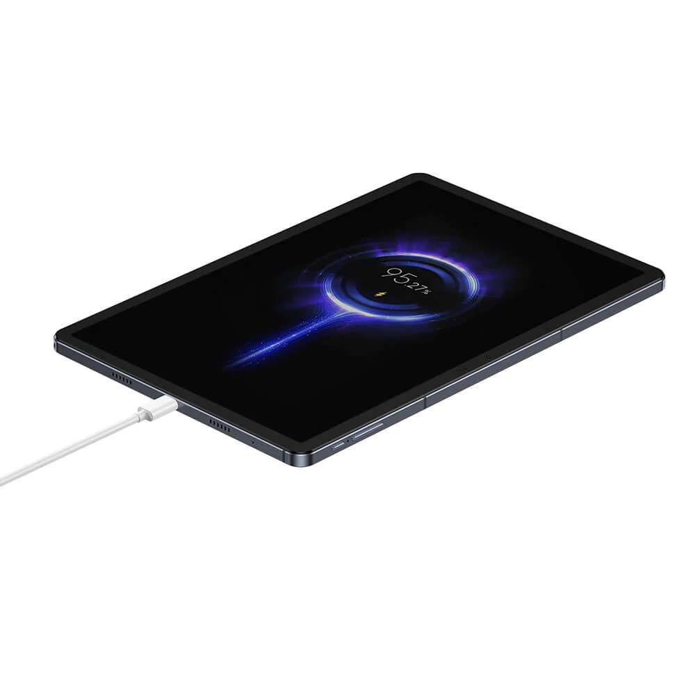 A tablet tölt, 95%-ot mutat. Fehér kábel csatlakoztatva. Fekete képernyő, kék töltési animáció.