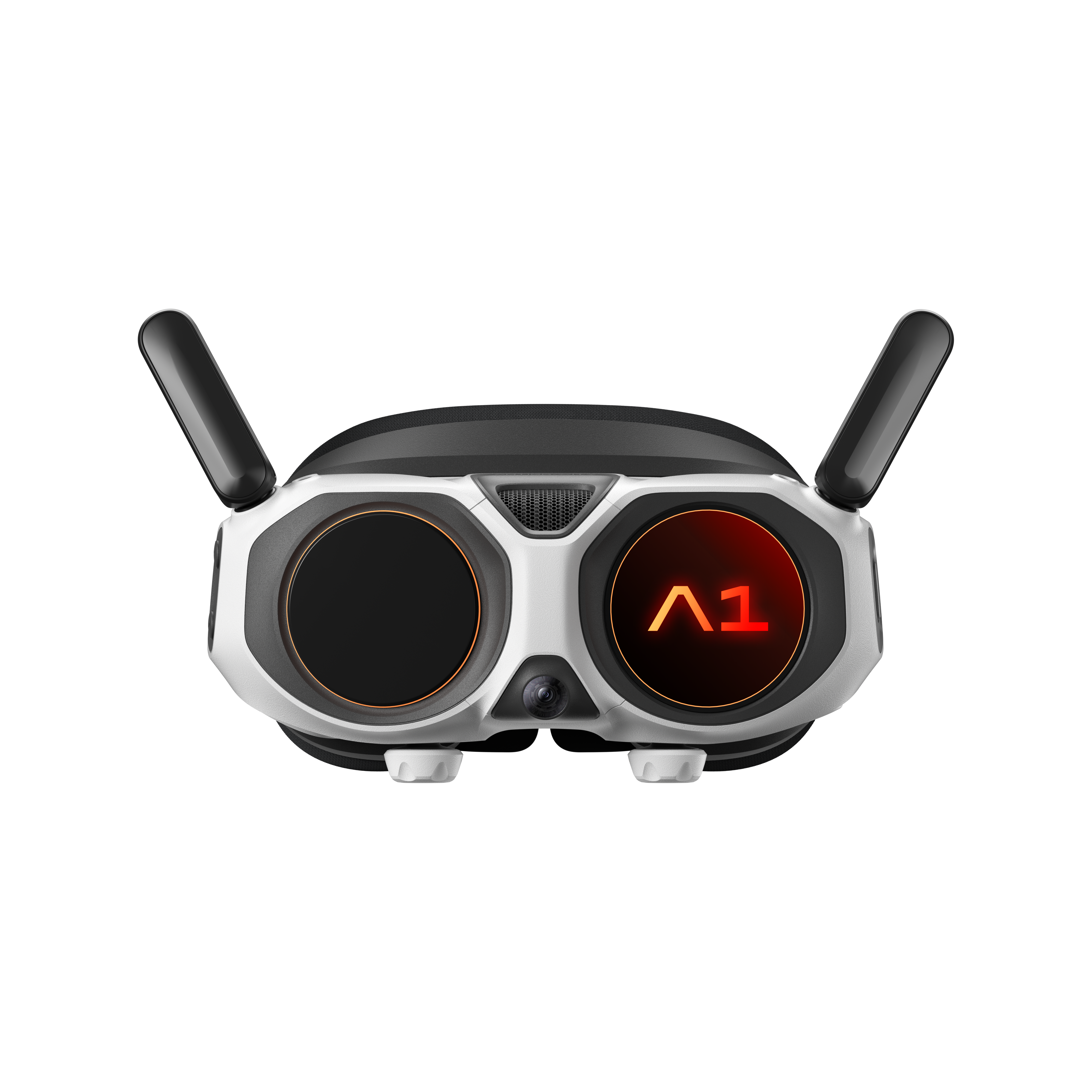 VR-Headset, schwarz, weiß und orange. Das linke Objektiv ist dunkel, das rechte zeigt 'A1'. Zwei Antennen ragen auf.