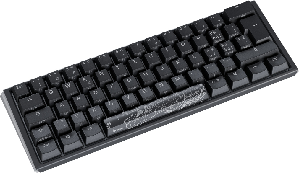 Eine schwarze mechanische Tastatur mit weißer Beschriftung und einer dekorativen Leertaste. Tasten sind Standard-QWERTZ-Layout.