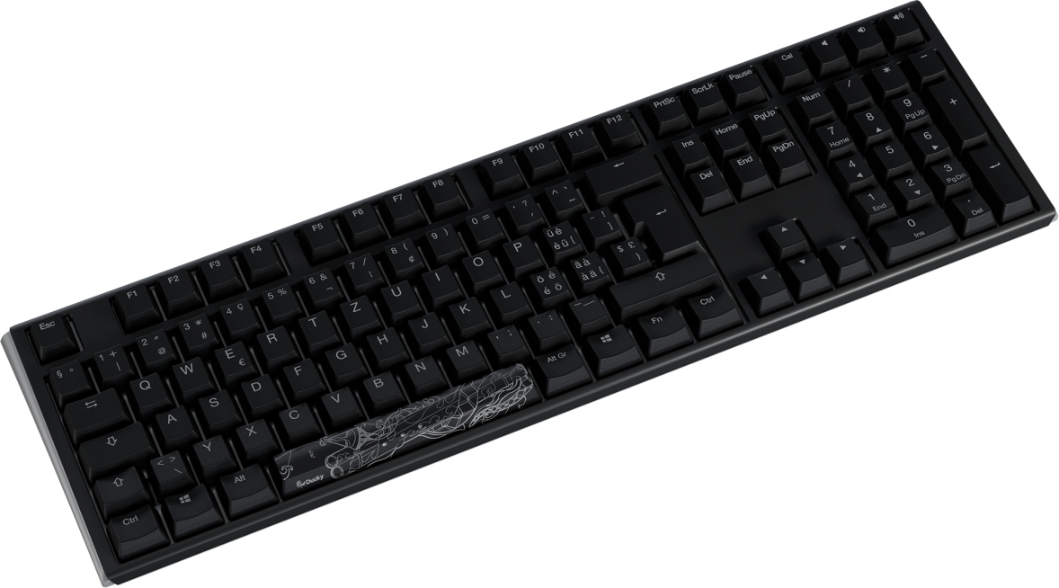 Schwarze mechanische Tastatur mit weißer Beschriftung, mit Funktionstasten, Nummernblock und einer gemusterten Leertaste, auf weißem Hintergrund.