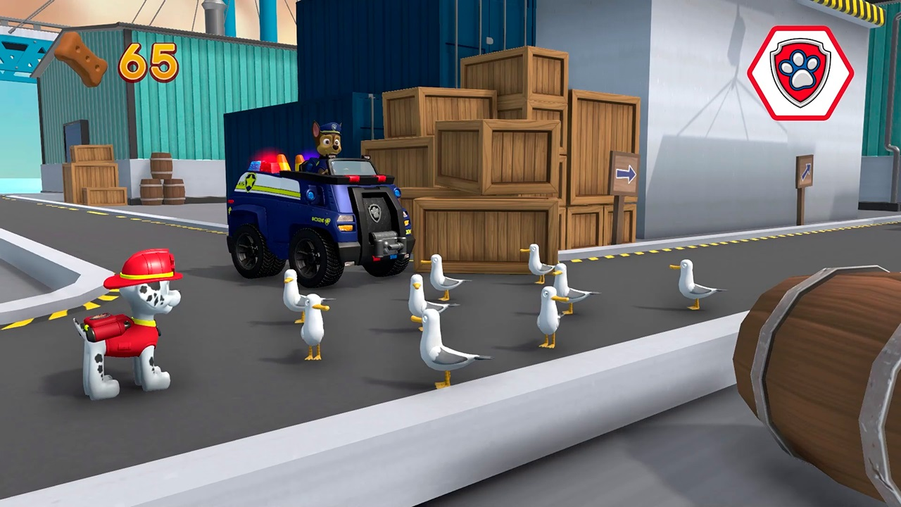 Paw Patrol Szene mit Chase im Polizeiauto, Marshall, Möwen, Holzkisten und einem Knochen. Der Hintergrund zeigt einen Hafen.