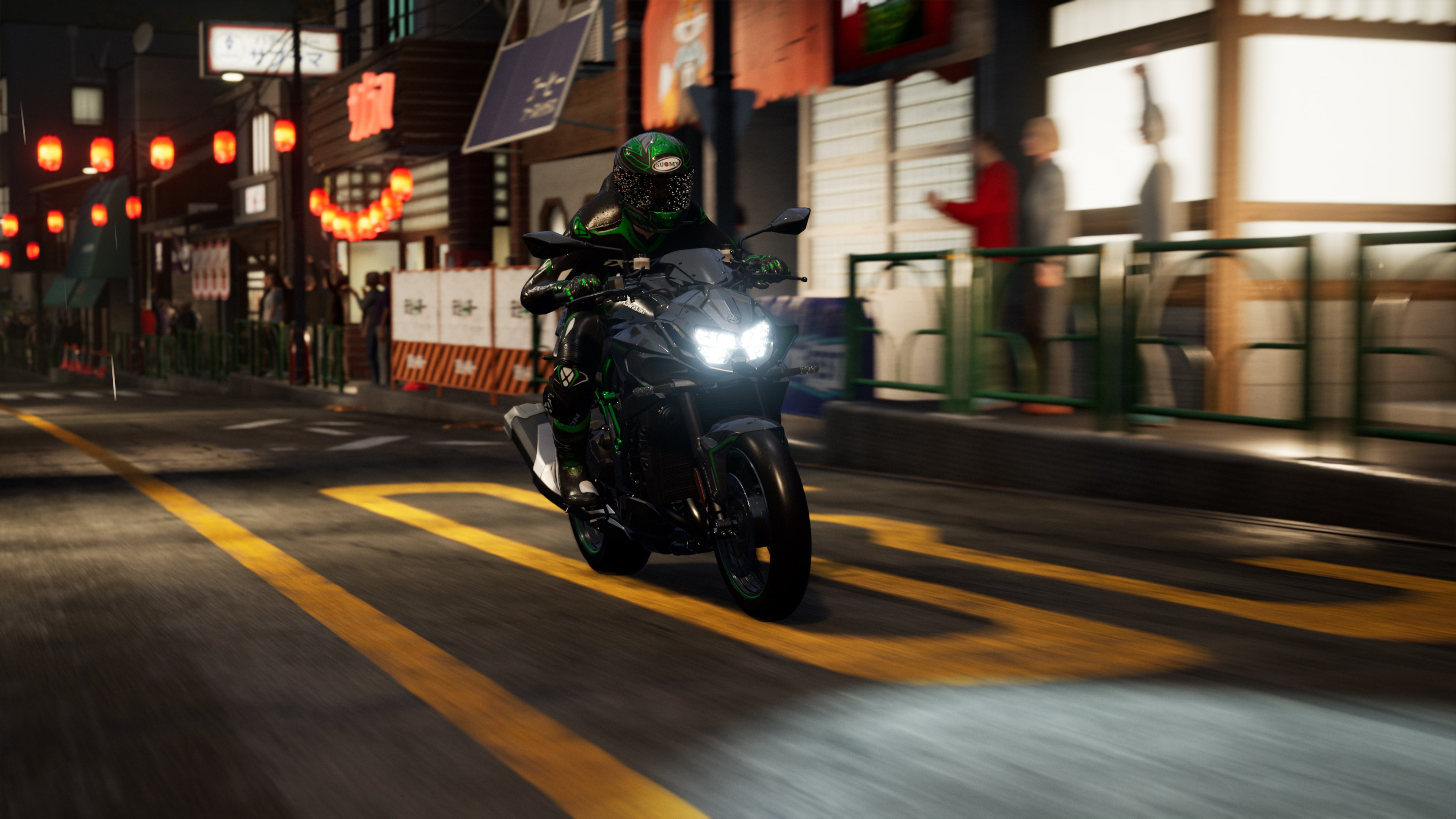 Moto à toute vitesse dans une rue la nuit. Le pilote porte un casque vert. Lumières au néon et bâtiments en arrière-plan.
