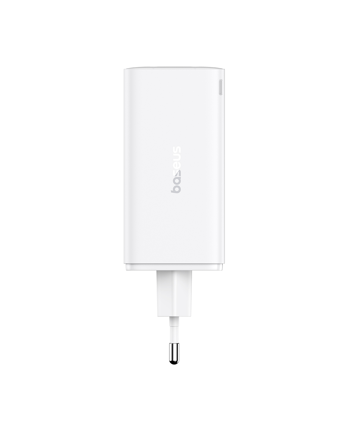 Un cargador de teléfono Baseus blanco con enchufe europeo. El nombre de la marca es visible en el cuerpo del cargador. El fondo es blanco.