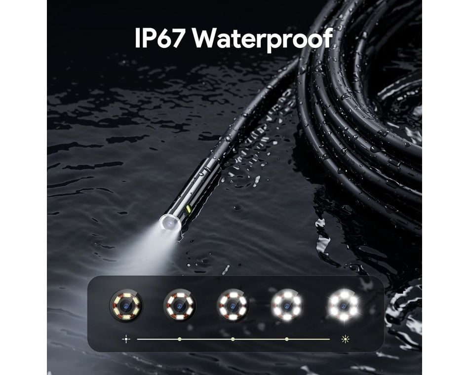 Egy endoszkóp vízbe merül. Van rajta egy lámpa és egy vezérlőpanel a fénybeállításokkal. A 'IP67 Waterproof' felirat van felül.