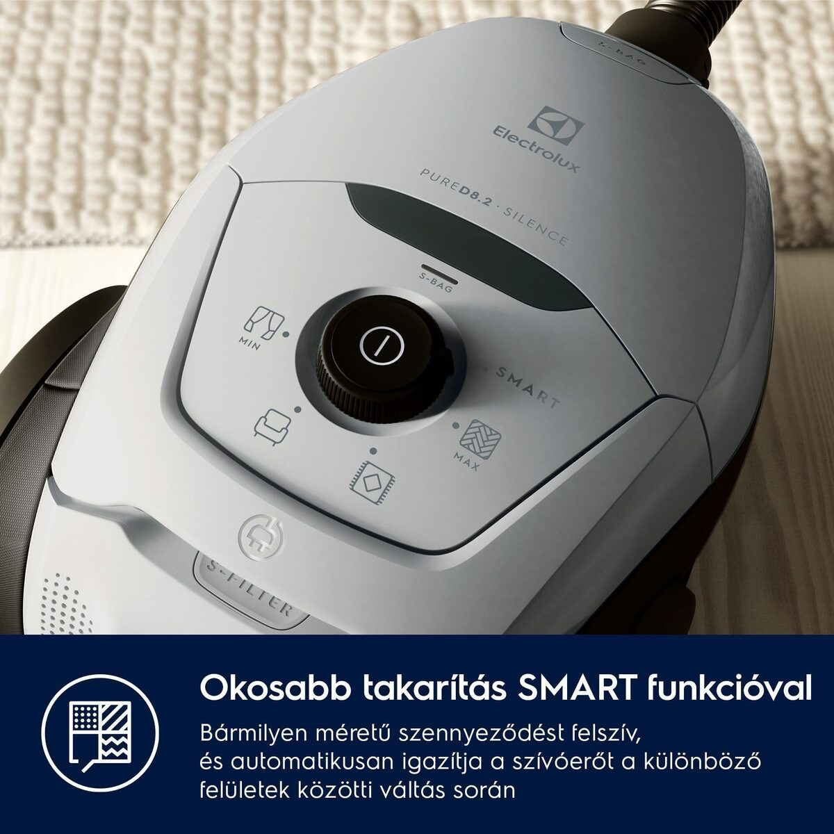 Fehér Electrolux porszívó vezérlőgombbal és ikonokkal. A szöveg 'SMART' és 'PURED8.2 SILENCE'.