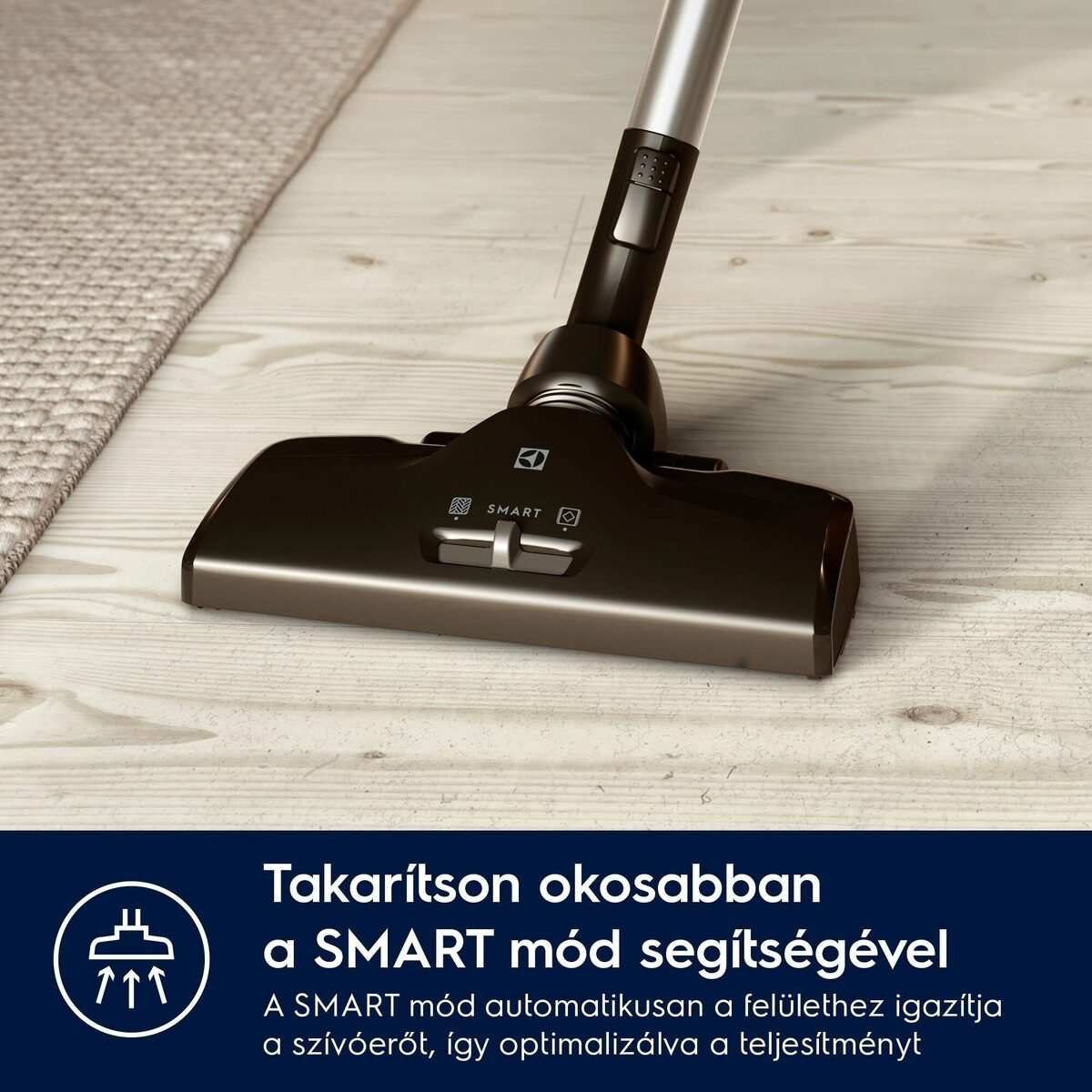 Fekete porszívófej fa padlón, balra szőnyeg. Szöveg: Takarítson okosabban a SMART móddal.