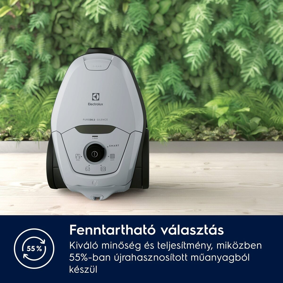 Fehér Electrolux porszívó fa felületen, zöld növény háttérrel. A szöveg szerint 'Fenntartható választás' és '55% újrahasznosított'.