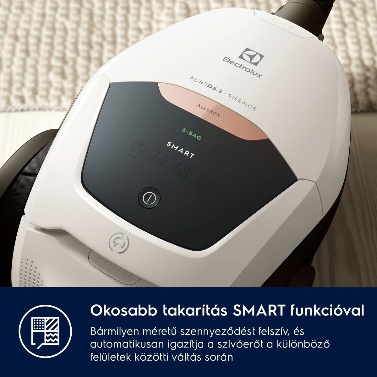 Egy fehér Electrolux porszívó fekete és rézszínű díszítéssel. Digitális kijelzővel rendelkezik, és láthatók a 'PURED8.2 SILENCE' szavak.
