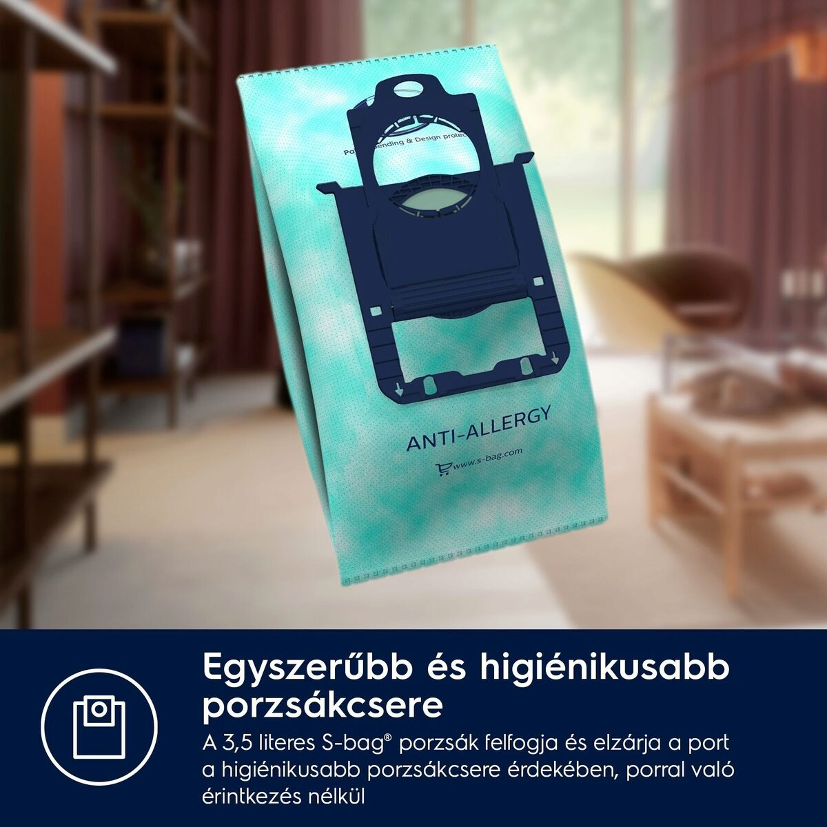 Porszívózsák anti-allergia szöveggel. Kék műanyag alkatrész van rögzítve. A háttér egy homályos szoba.