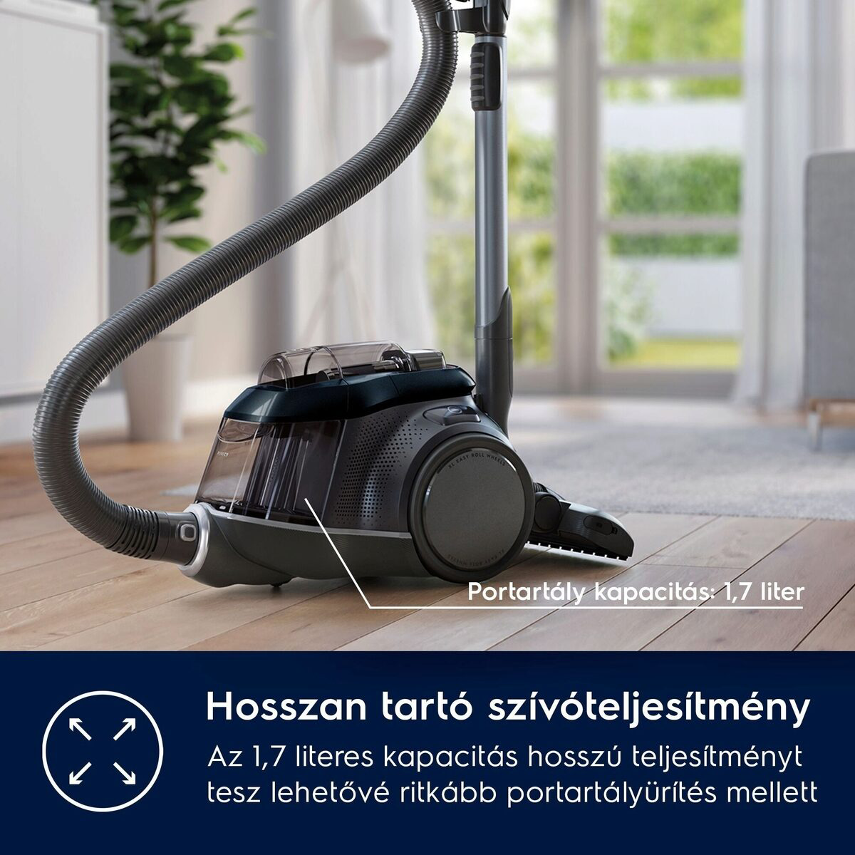 Egy sötétszürke porszívó tömlővel egy fa padlón van. A szöveg 1,7 literes kapacitást és hosszú szívóerőt jelez.