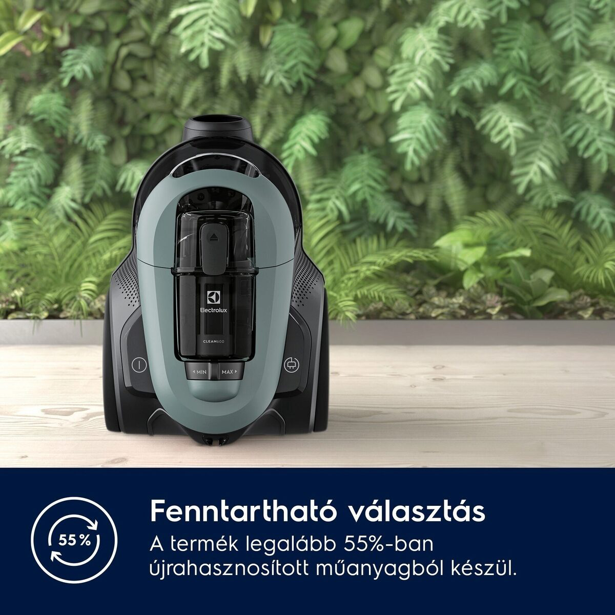 Egy Electrolux porszívó fa felületen, zöld növény háttérrel. Szöveg: Fenntartható választás. Legalább 55% újrahasznosított műanyagból készült.