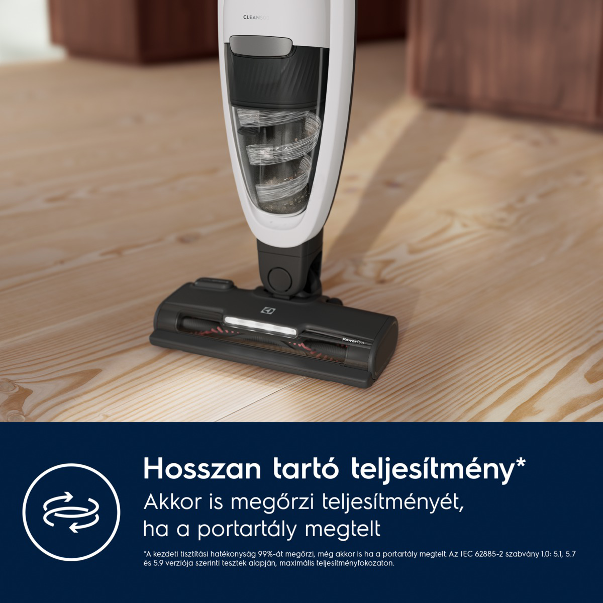 Fehér-fekete porszívó fa padlón. A porszívó látható portartóval rendelkezik. Szöveg alul.
