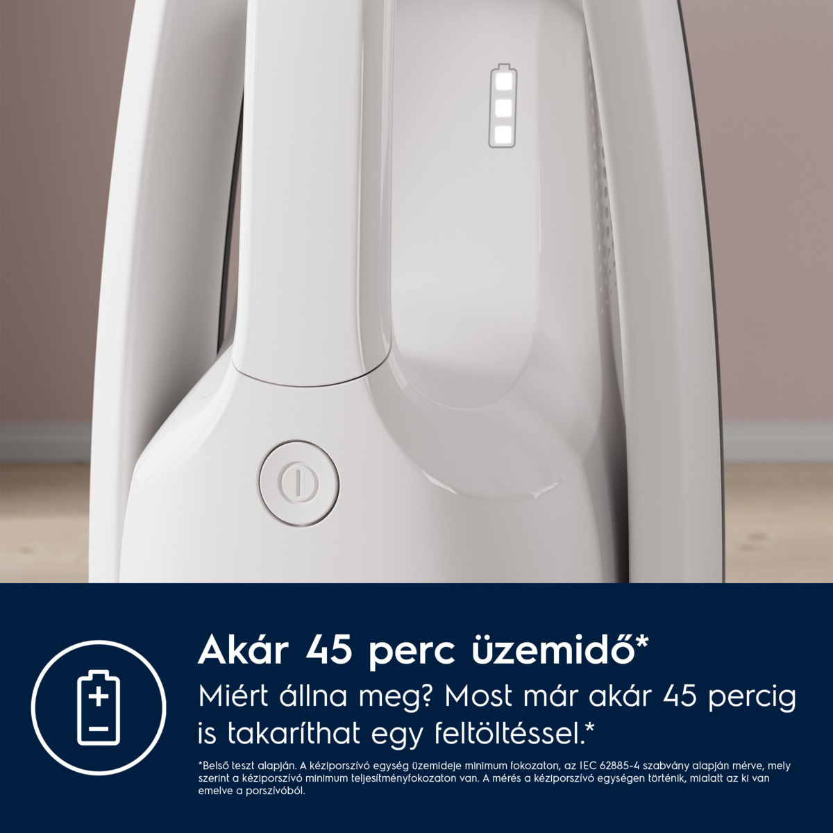Fehér porszívó közelképe. Az akkumulátor jelző 3 sávot mutat. Van egy bekapcsológomb, és alatta szöveg.