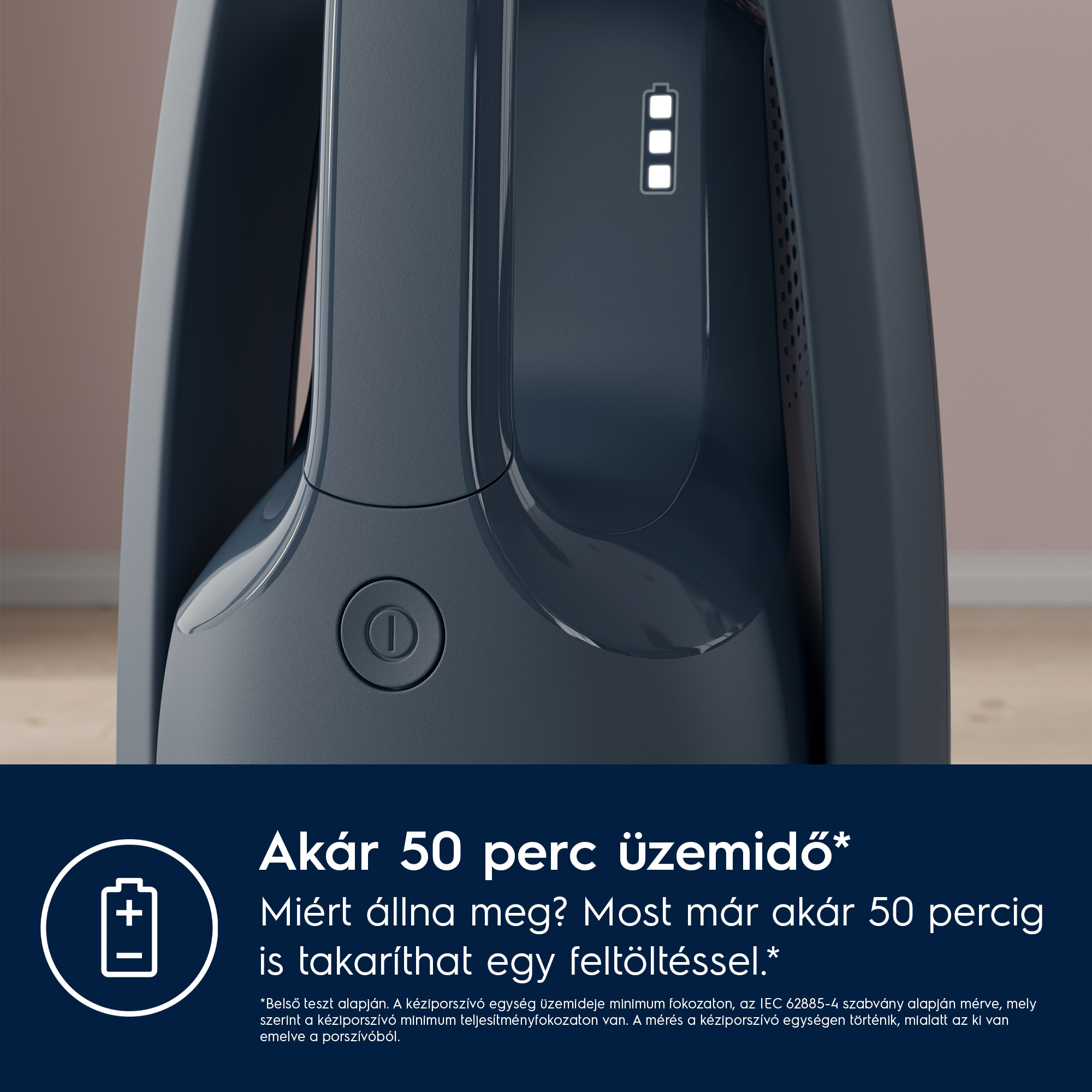 Egy sötétkék porszívó közelképe. Látható egy bekapcsológomb és egy akkumulátor-jelző. A szöveg azt mondja: 'Akár 50 perc üzemidő'.