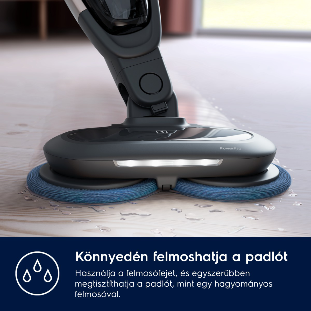 Egy fekete-ezüst padlótisztító kék betétekkel egy fa padlót tisztít, vízcseppeket hagyva maga után.