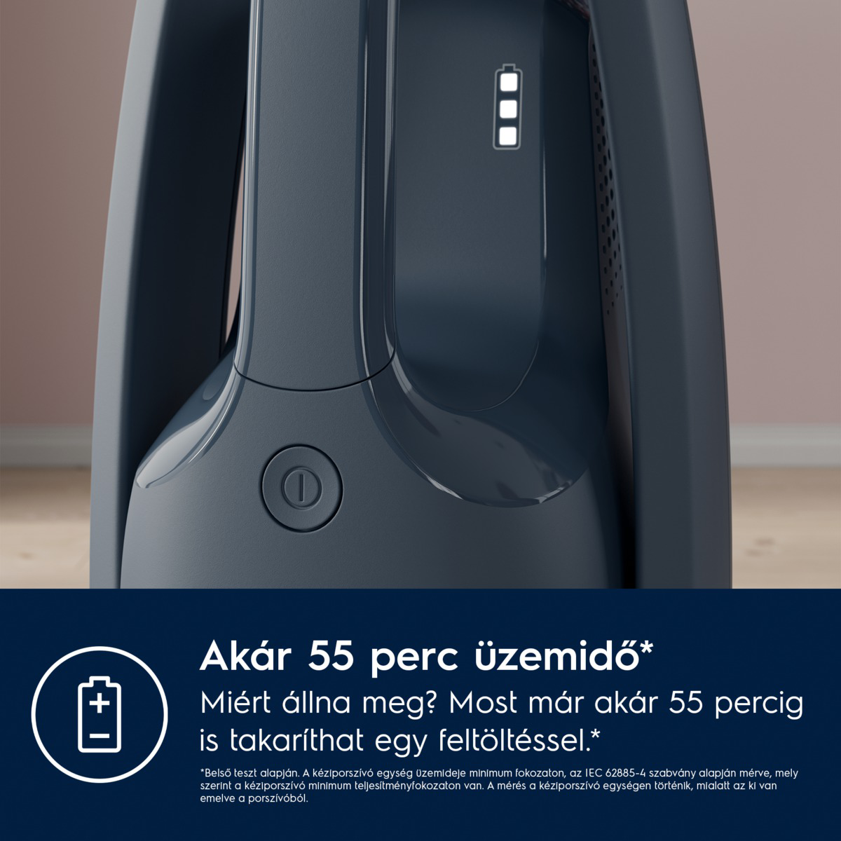 Egy sötétkék porszívó közeli képe. Az akkumulátorjelző 3 sávot mutat. A szöveg szerint: 'Akár 55 perc üzemidő'.