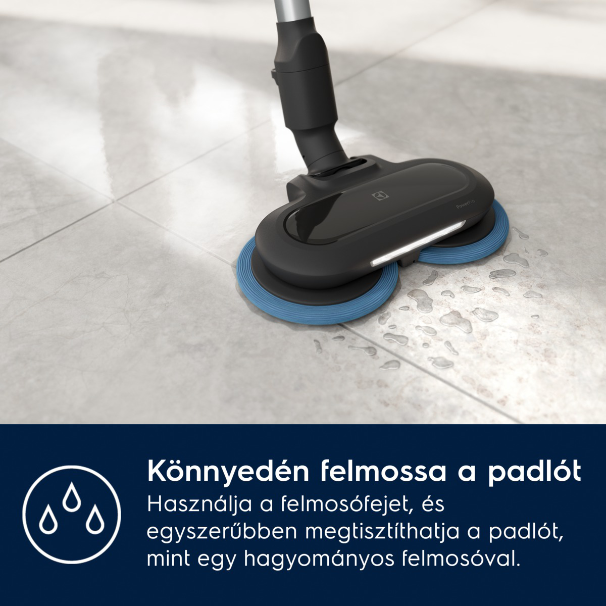 Egy fekete-kék padlótisztító csempézett padlón van. A tisztítónak két kék betétje van. A padlón vízcseppek vannak.