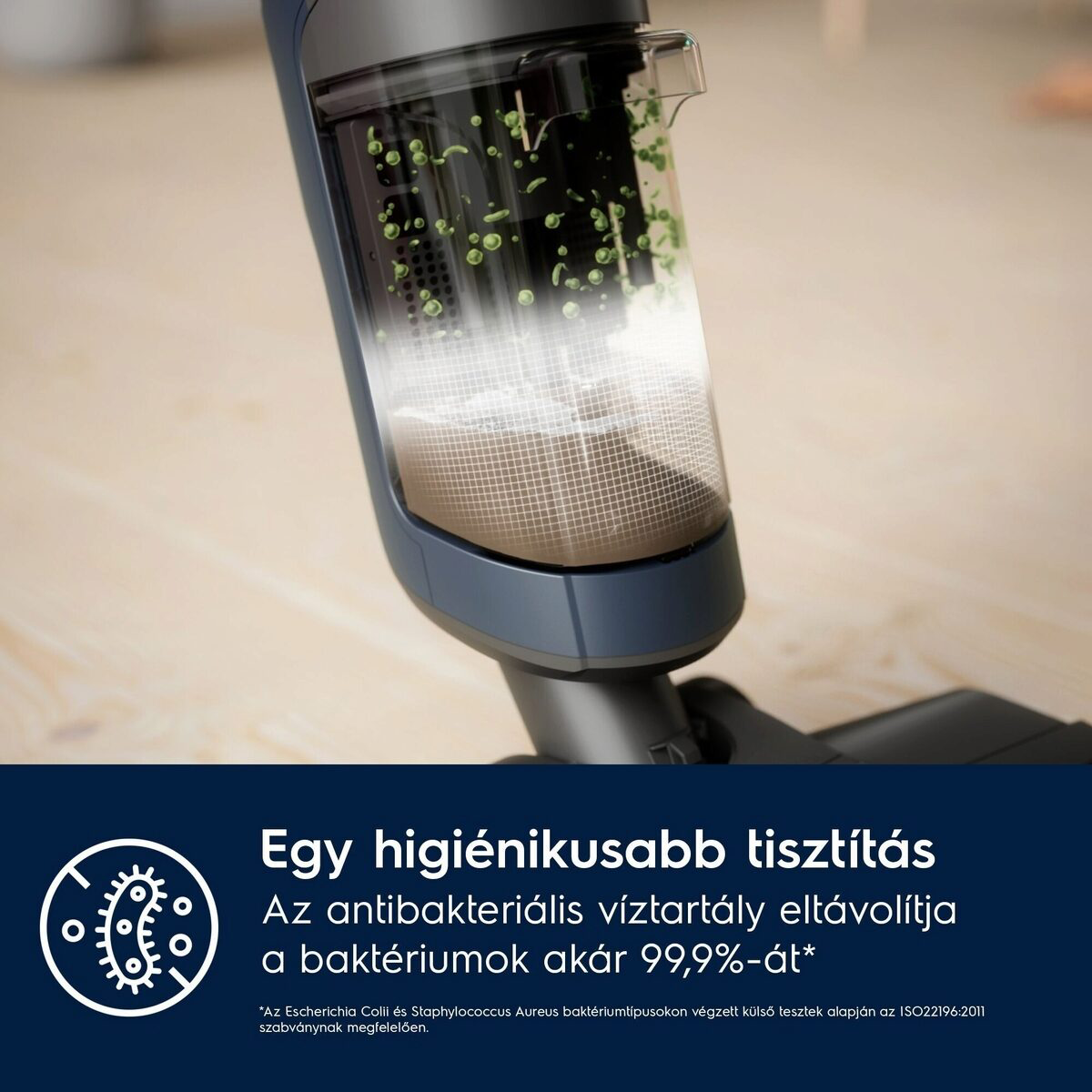 A porszívó átlátszó portartálya zöld részecskékkel. Alatta a szöveg: Higiénikus tisztítás, akár 99,9%-ban eltávolítja a baktériumokat.