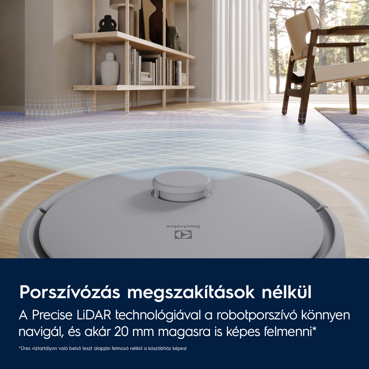 Szürke robotporszívó a fa padlón. A háttérben polcok, szék és ablak látható.