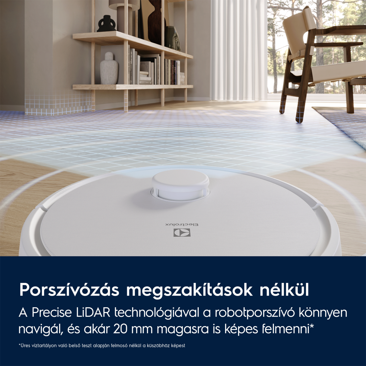Fehér robotporszívó a fa padlón. Polcok, szék és szöveg a háttérben.