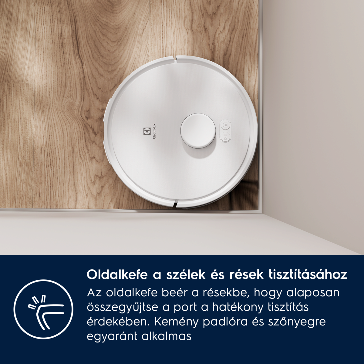 Egy fehér Electrolux robot porszívó fa padlón. A porszívó gombokkal és kör alakú kialakítással rendelkezik.