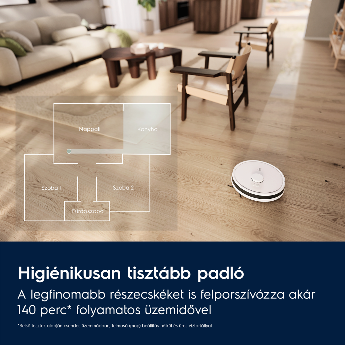 Egy robotporszívó a nappaliban egy fa padlón. Egy alaprajz van átfedésben. Szöveg: Higiénikusan tisztább padló.
