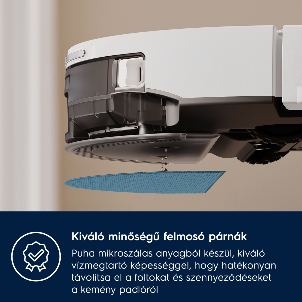 Egy fehér és fekete takarítórobot közeli képe. Egy kék tisztítópárna van hozzá rögzítve. A háttér elmosódott bézs.
