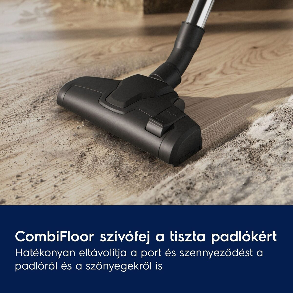 Egy fekete porszívófej a fapadlón, port és szennyeződést eltávolítva. Az alsó szöveg tiszta padlót és szőnyeget hirdet.