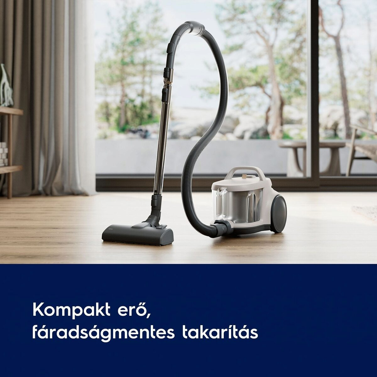 Porszívó a fa padlón. A háttérben egy ablak, kilátással fákra és egy asztalra.