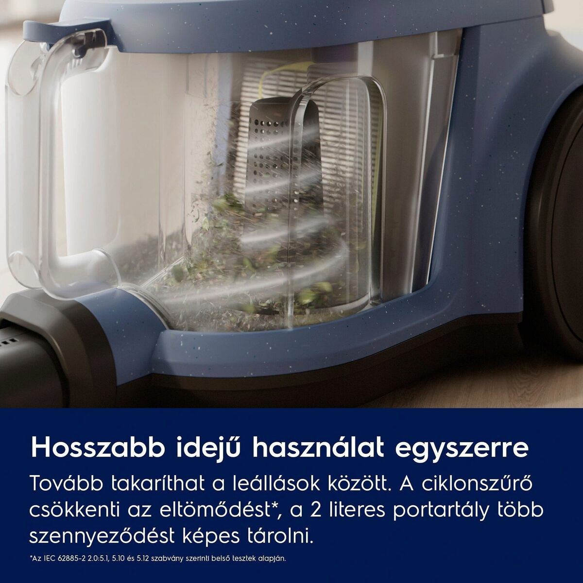 Egy kék porszívó portartályának közeli képe. Törmelék látható benne. Az alján a szöveg a funkcióit és előnyeit írja le.