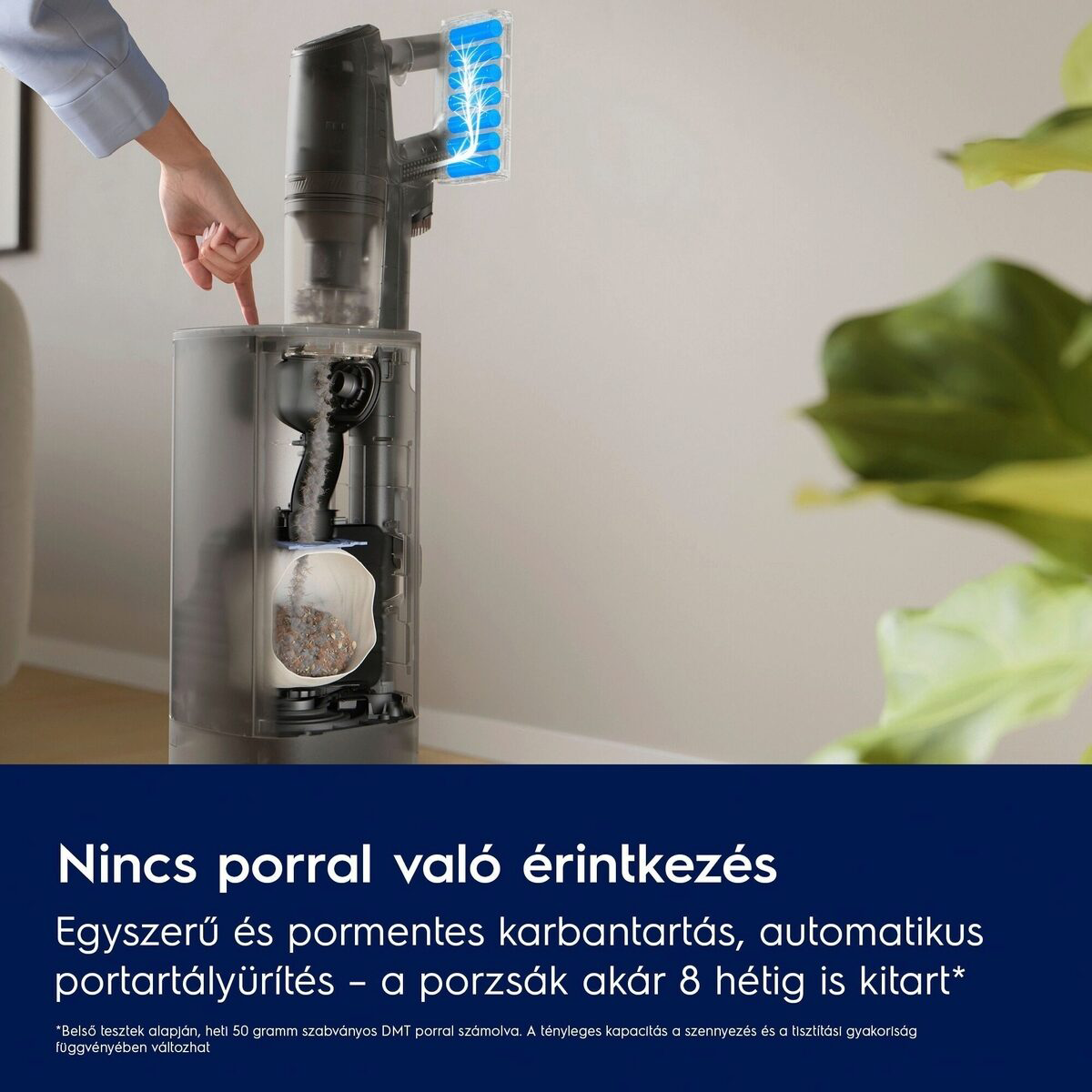 Egy személy egy átlátszó porszívóra mutat. A porszívó belső alkatrészei és a porgyűjtés látható. A háttérben egy zöld növény látható.