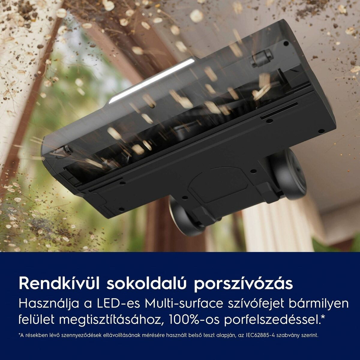 Egy fekete porszívófej tisztít egy felületet. A törmelék felszívódik. Alatta szöveg: 'Többfelületű fej a tisztításhoz'.