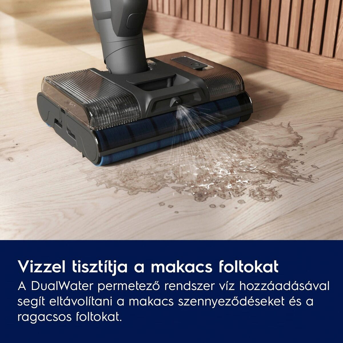 Egy padlótisztító vizet permetez a fapadlóra. A tisztító szürke és fekete. A padlón vízfoltok láthatók.