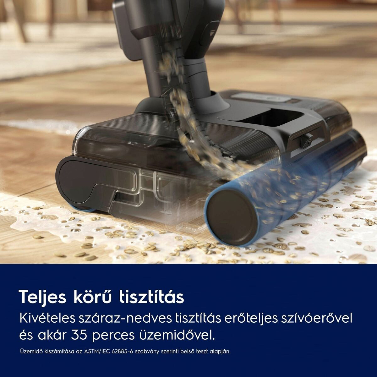 Egy porszívó tisztít egy fa padlót szétszórt szemekkel. A tisztítónak kék hengere és átlátszó rekesze van.