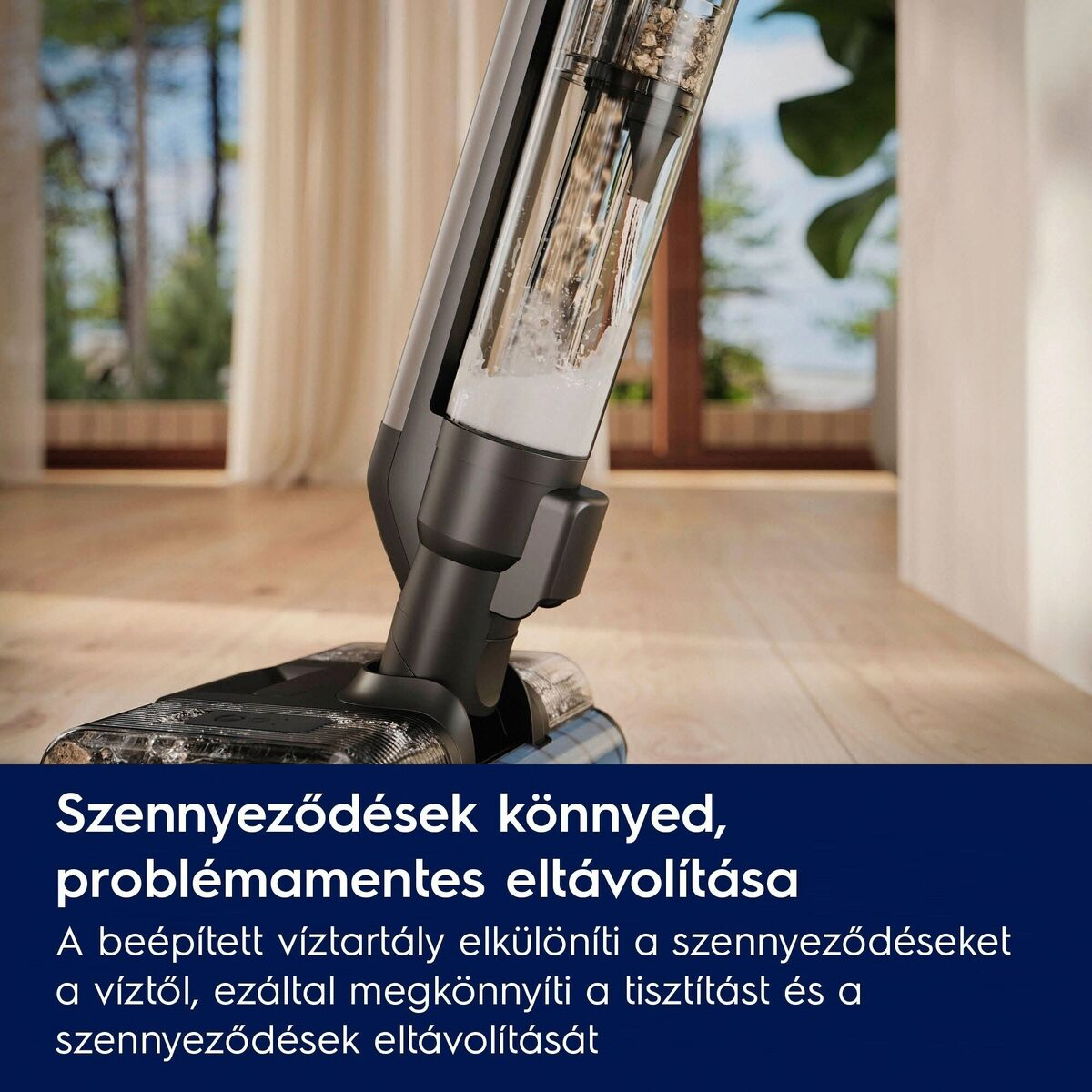 Porszívó átlátszó tartállyal, fa padlón takarít. A porszívó feje a padlón van.