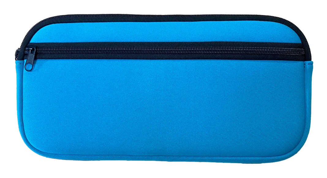 Niebieskie etui na czarnym tle. Czarny zamek błyskawiczny i niebieski korpus.