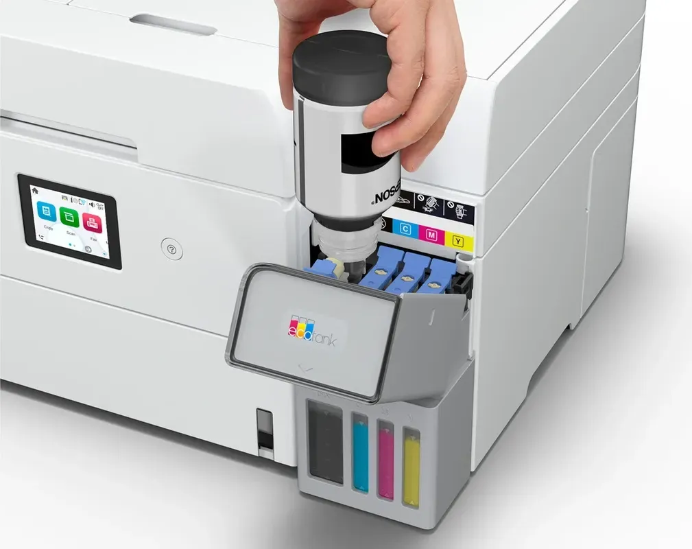 Eine Person füllt einen Epson-Drucker mit schwarzer Tinte nach. Der Drucker ist weiß, die Tintenflasche über den C-, M-, Y-Tintenöffnungen.