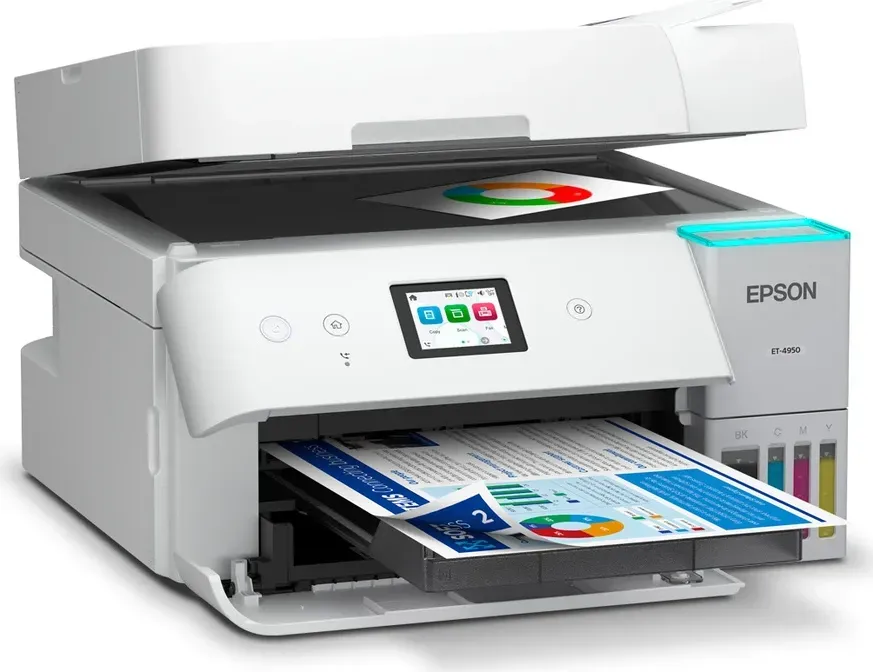 Weißer Epson ET-4950 Drucker. Er hat einen Touchscreen und druckt ein Dokument. Das Papierfach ist geöffnet. Farbige Tintenbehälter sind sichtbar.