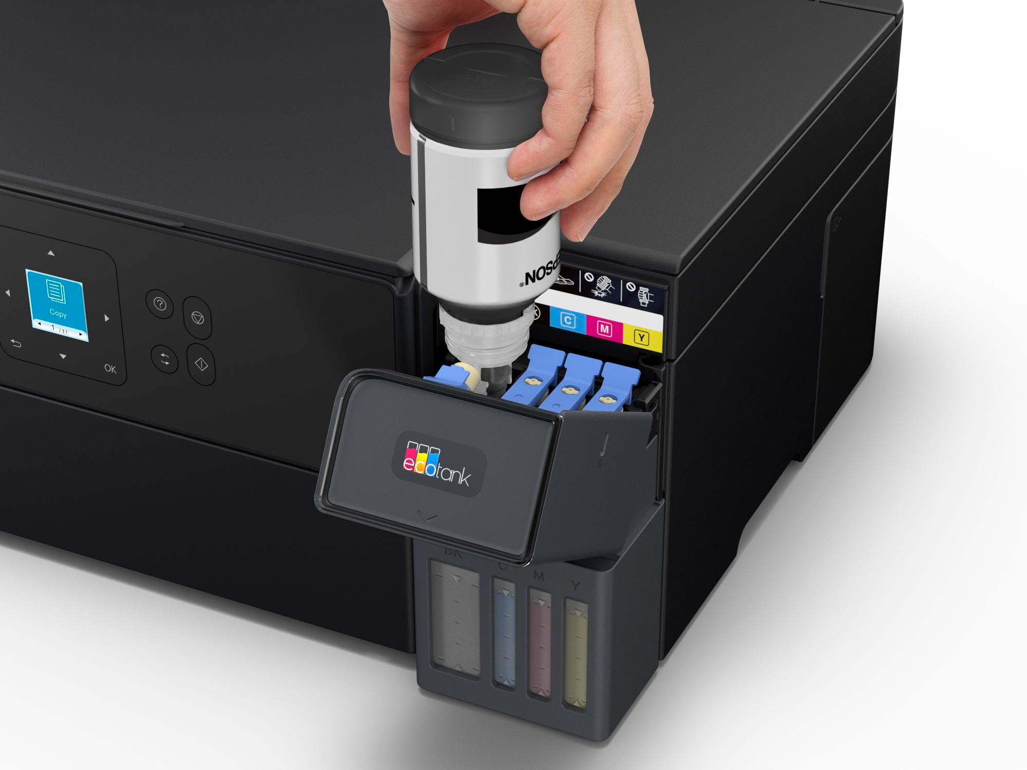 Eine Hand gießt Tinte aus einer Flasche in einen schwarzen Drucker. Der Drucker hat ein Farbbildschirm und Tintenbehälter.