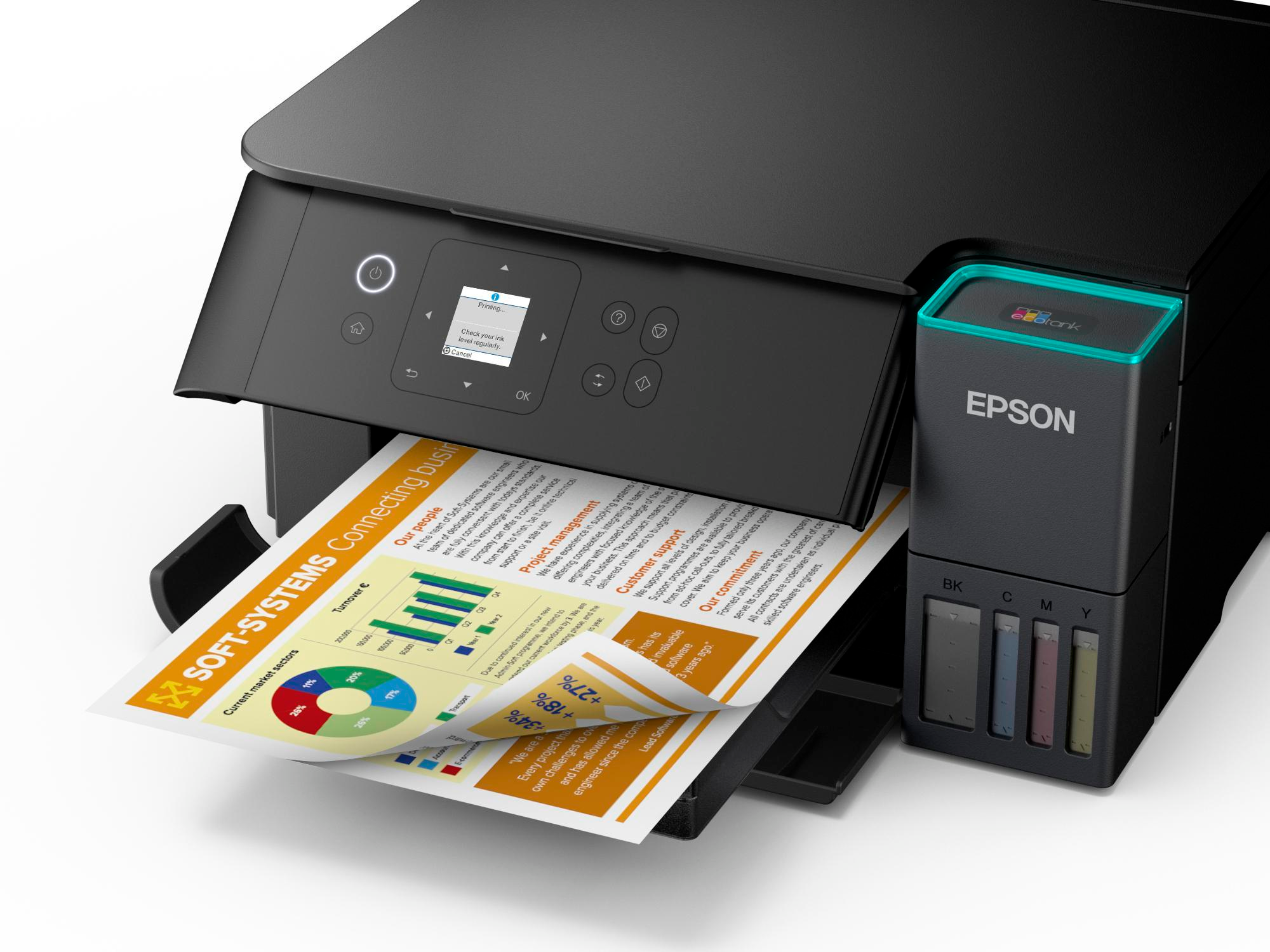 Ein schwarzer Epson-Drucker druckt ein Dokument mit Diagrammen. Der Drucker hat Tintenbehälter und ein Bedienfeld.