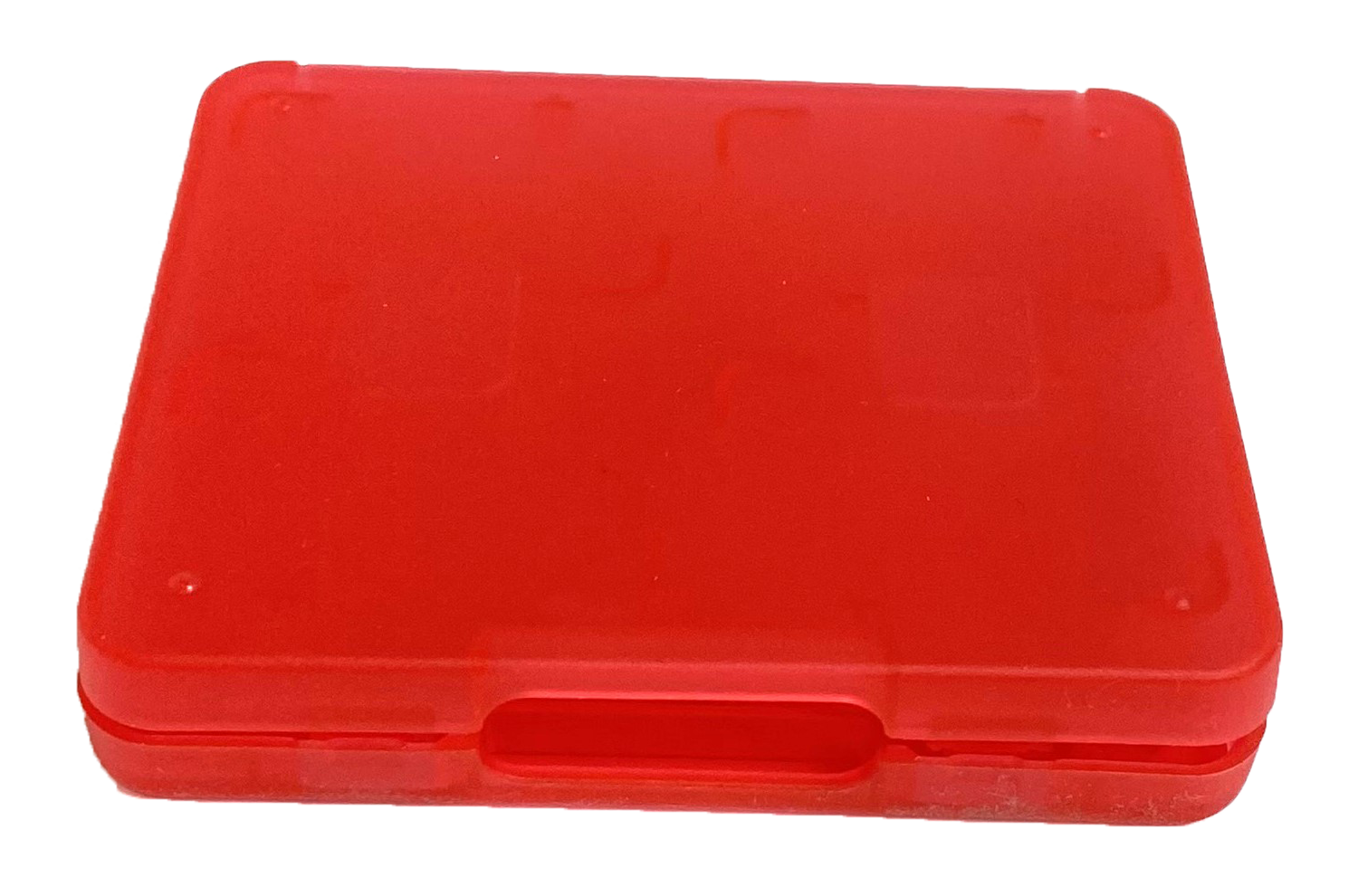 Prostokątne, czerwone plastikowe pudełko z uchwytem. Pudełko jest zamknięte i na czarnym tle.