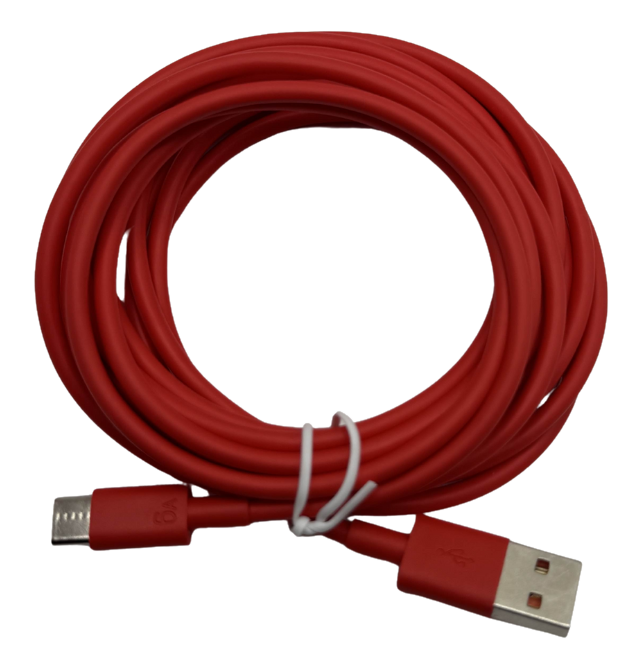 Zwinięty czerwony kabel USB ze złączem micro-USB i USB-A. Kabel zabezpieczony białą opaską na czarnym tle.