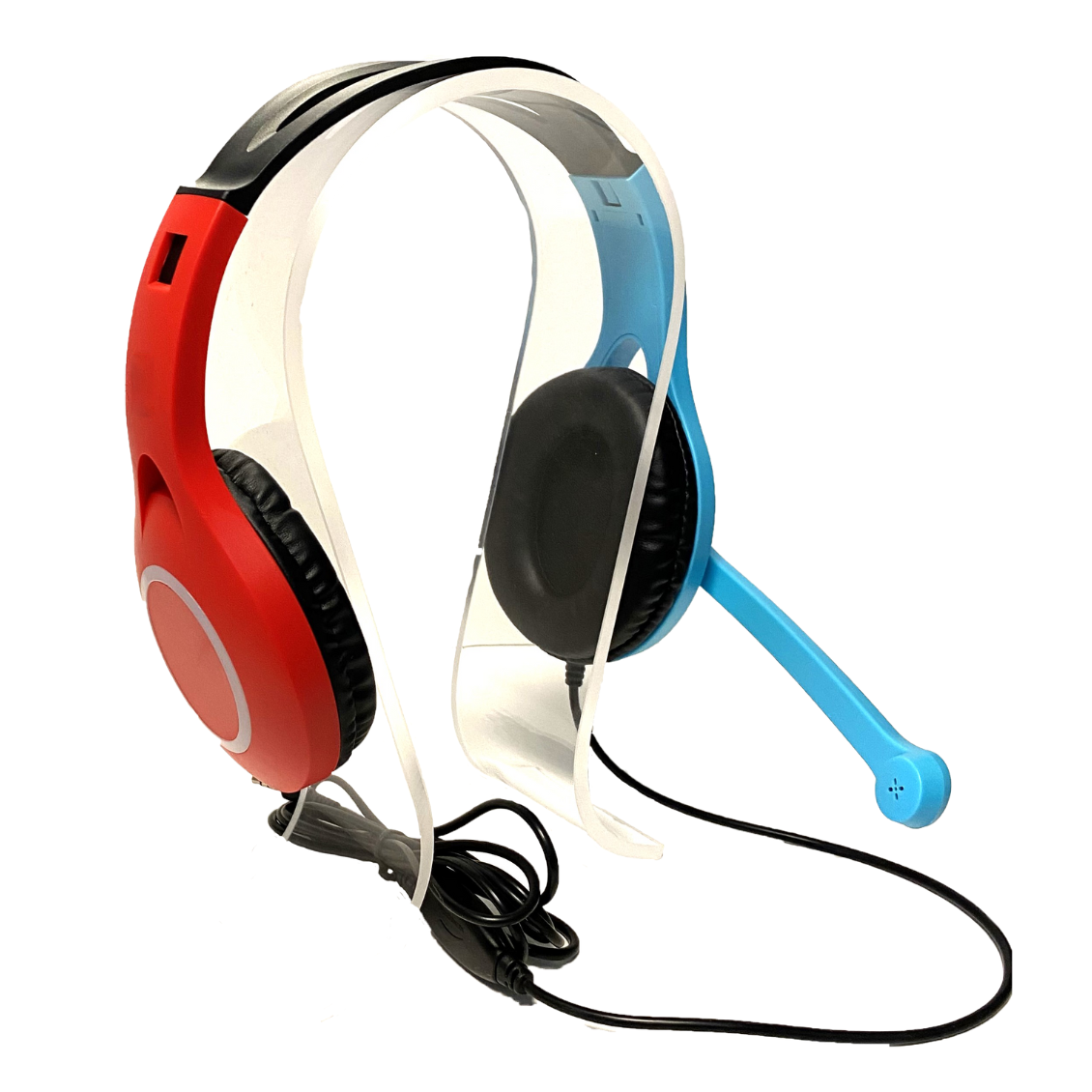 Słuchawki z czerwonymi i niebieskimi nausznikami i czarnym mikrofonem, spoczywające na przezroczystym stojaku, z czarnym kablem.