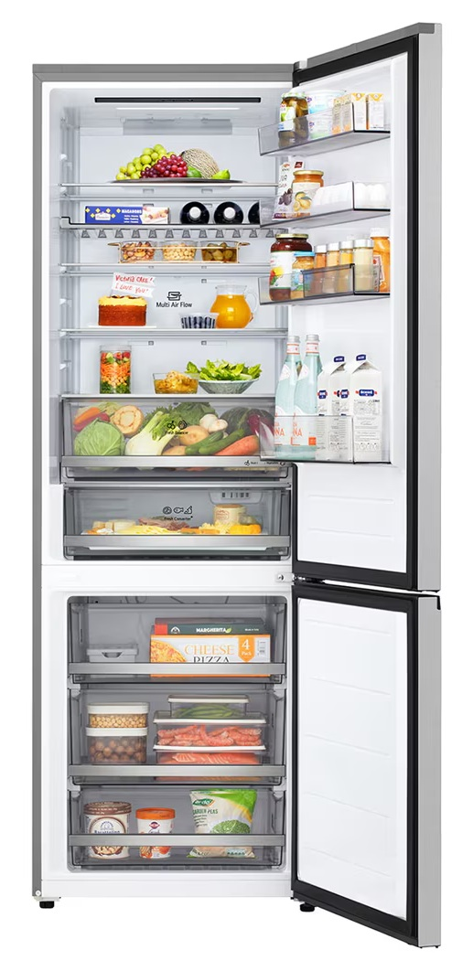 Otwarta lodówka wypełniona jedzeniem: owoce, warzywa, napoje i zapakowane produkty. Drzwi zamrażarki są również otwarte.