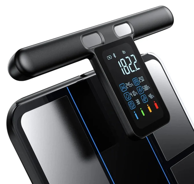 Czarna inteligentna waga. Pokazuje wagę, procent tkanki tłuszczowej i inne wskaźniki zdrowia. Do wagi przymocowany jest uchwyt.